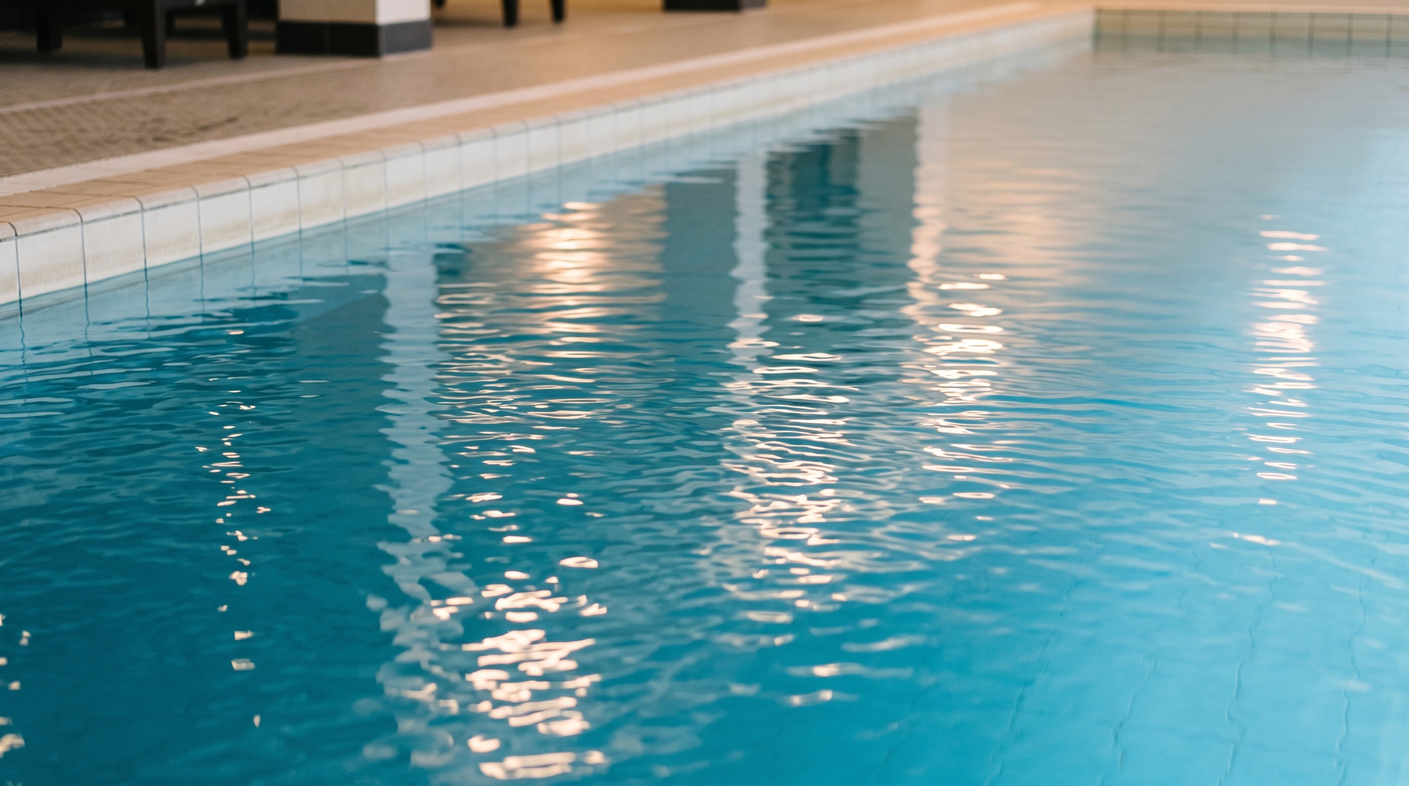 Rustig wateroppervlak in een binnenbad